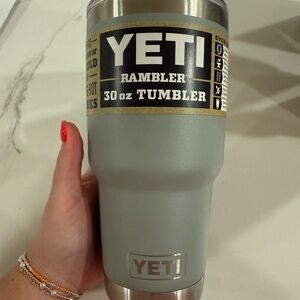 YETI Rambler 30 oz Tumbler - Granite Gray